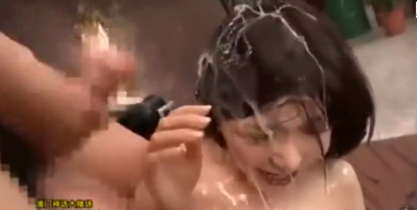 爆乳お姉さんがとんでもない量の精子をぶっかけられてキャーキャー叫んじゃう