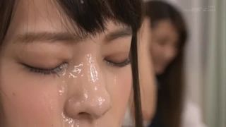 授業中、一人の女の子だけやたらぶっかけられて顔がだんだん白くなっていく動画