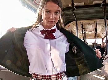 【外国人アナル中出し】超絶可愛い北欧美人とバスの中でアナルファッ...