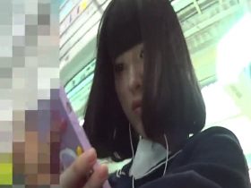 【HD盗撮動画】お人形さんみたいに激カワ美少女な女子校生の清純パンチラを逆さ撮りGETしたｗｗｗ