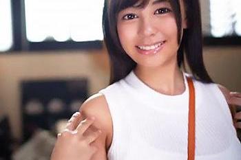 【超乳】衣服に包まれた破壊力抜群な爆乳娘と、カフェで勉強もおっぱ...