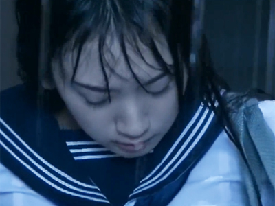 突然の大雨でずぶ濡れ→雨宿りしてたら禿げ親父に鬼畜レ〇プされる美少女JK