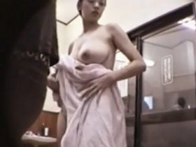 【盗撮動画】破壊力抜群！信じられないほど爆乳くびれボディな美人ギャルを女子風呂脱衣所で発見！