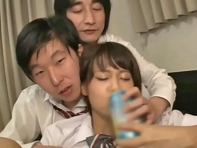 酔っ払ったJKたちが同級生たちと乱交パーティ！