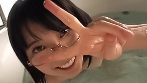 メガネっ娘ゆりちゃんとホテルでハメ撮りして初めての中出し