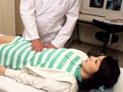 疑うことを知らずに悪徳医者パイパンにされて中出しされてしまった少女‥