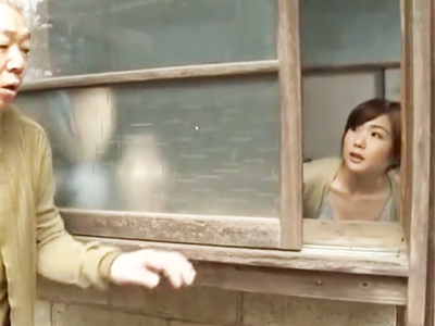 「さ、入って？」一人になるなり間男ジジイを招き入れてSEX楽しむ田舎の人妻