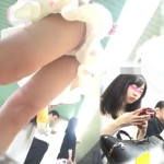 【駅パンチラ逆さ撮り】可愛い顔出しチラ！夏は肌を露出したギャル盗撮し放題!?ミニワンピのアイドル系美少女を追っかけパンツ逆さ撮り！電車内でかわいい顔が一瞬チラッと見えます。