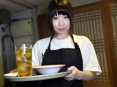 居酒屋でバイト中の美少女を店内で廻してパコりまくるクズ男たちｗ