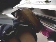 【盗撮動画】女性客の接客に夢中でノーガードな美人ショップ店員さんの股間からパンチラGETｗｗｗ