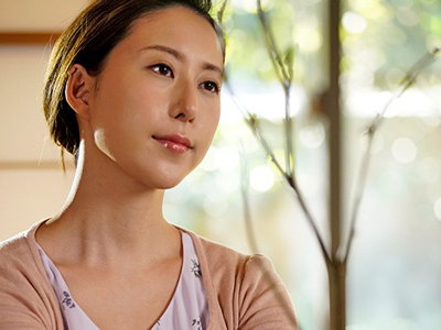 生花を嗜む品のある人妻に強引に迫って犯す使用人
