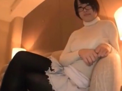 メガネ巨乳なお姉さんにコスプレさせて中出しハメ撮り