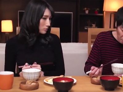 「イヤ‥だめぇ！」旦那と幸せに暮らしていた人妻お姉さんが義父に欲情されて挿入される