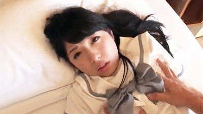 制服ちっぱい娘がチンポ舐めてきたのでお礼にパイパン膣に中出し！