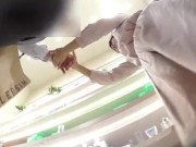 【盗撮動画】美用品店の清純派な美人ショップ店員のお姉さんのパンチラを隠し撮りして逆さHEROが公開！