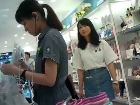 【盗撮動画】休日の繁華街がもう最高！美味しそうな下半身の激カワギャルだらけでパンチラ撮り放題ｗｗｗ