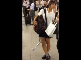 【盗撮動画】完全ヤバイやつ！駅構内で制服美少女に目を付けては尾行してエスカレーターで捲りパンチラ！