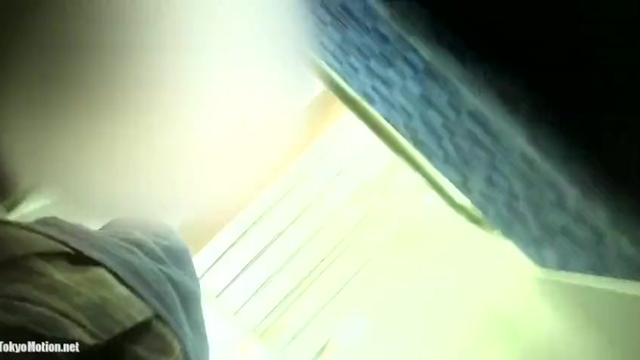【盗撮動画】マニア対応済み！童顔メガネ地味子なウブっ娘清純処女の制服女子校生のパンチラ逆さ撮り！！