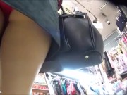 【盗撮動画】店内でとびぬけてエロそうな美女を発見したので暫く粘着してパンチラを収穫したｗｗｗ