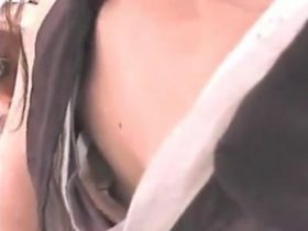 【盗撮動画】乳首GET連続！ショートヘア清純派美人のショップ店員さんの胸チラを乱獲した結果ｗｗｗ