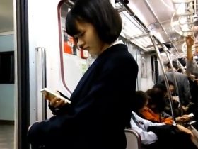 【盗撮動画】バレたら即逮捕！アドケナイ制服美少女をストーキングして狂気のスカート捲りパンチラ！！