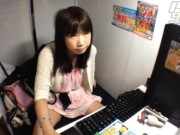マン喫で美白娘がオナニーに夢中！