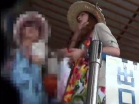 【盗撮動画】行楽地に遠征して超イイ女ばかりを狙って逆さ撮りしたパンチラが最高すぎたｗｗｗ