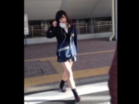 【盗撮動画】マジかよ！超可愛らしい制服美少女を尾行してスカート捲りパンチラ！ピンクの時計