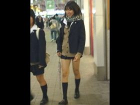 【盗撮動画】ヤバイやつ！制服美少女を尾行してスカート捲りを繰り返す常習犯パンチラ撮り師！！