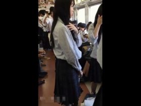 【HD盗撮動画】清純美少女の女子校生の下半身！高画質カメラで逆さ撮りされたパンチラ映像！