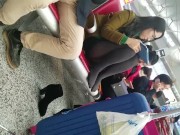 【HD盗撮動画】おばちゃんのお色気ダダ洩れ！空港でパンツ見えそうなメガネOLを隠し撮り！