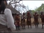 アフリカの原住民の巨根男と美白のお姉ちゃんが現地で生ハメしちゃうよ...