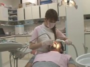 患者の勃起したチンポを見て発情した美女歯科医師が治療中にギンギン...