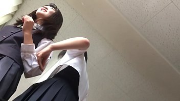 【盗撮動画】ニュースにもなった中◯生のアレ!!!男子が同級生JC美少女のパンチラ逆さ撮り！