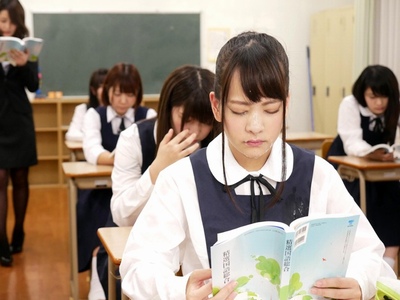 いつ何時ドロドロ精子がかかってもおかしくないJK！授業中でも顔面にザーメンが降り注ぐｗ