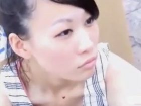 【盗撮動画】素人美女さん続々登場！乳首らしきモノまで映り込んだ街撮り胸チラ映像！