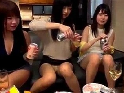 パンチラお姉ちゃんの誘惑に我慢できない！自らビリビリに破って誘惑してくるビッチたち