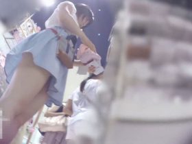 【HD盗撮動画】ショートヘア激カワ女子の美白太ももパンチラをローアングルから隠し撮り！！