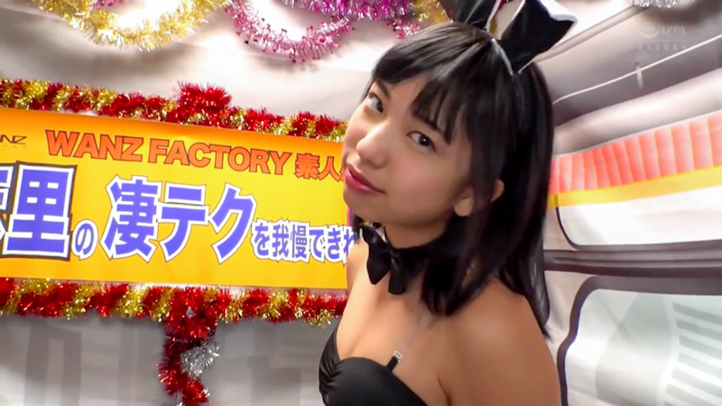 上目づかいで自信ありげなAV女優の凄テクを我慢できれば生★中出し...