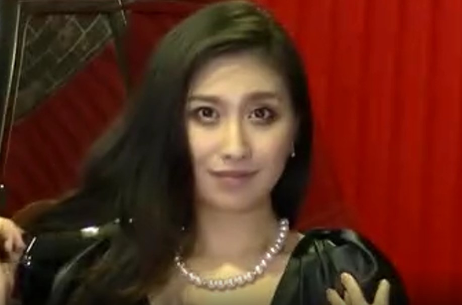 伝説のビッチ！車の前で青姦SEX！