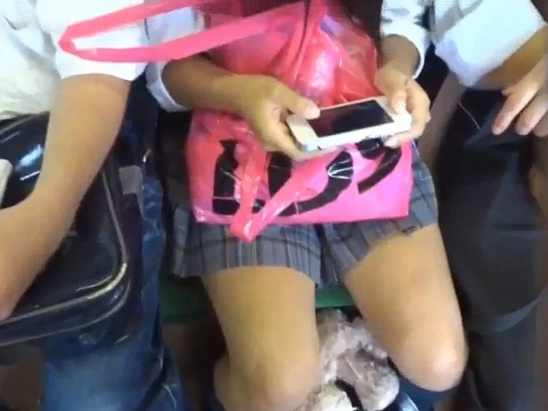 【盗撮動画】健康的に日焼けした制服部活娘へのスカートめくりでハプニング発生！判定たのむ...