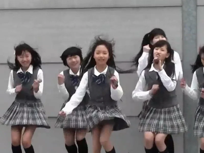 【盗撮動画】強風ステージで立ってるだけでもパンチラしまくり。伝説のアイドルライブ動画がこちら