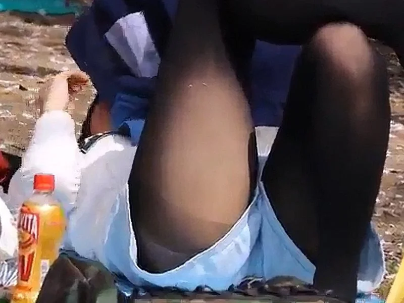 【盗撮動画】ガチ素人女子のショーパンの隙間から見える黒スト越し生Pがえっちすぎるお花見会場パンチラ