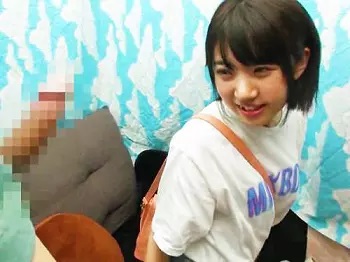 大きなアソコを見せつけられて興味津々な女の子