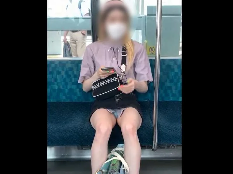【盗撮動画】電車対面のセクシーギャルさん、脚が細すぎて閉じていても水色パンティが丸見え